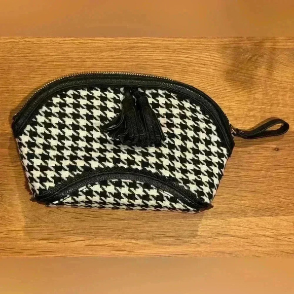 Cosmetic pouch - Limited Black and White Herringbone zippered pouch w/ tassels - Picture 1 of 6